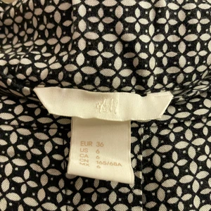 Tygbyxor - Luftiga tygbyxor från H&M i storlek 36. Porto: blå påse 63kr