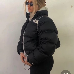 The North face Jacka - Säljer nu min fina jacka!! Säljer då jag tröttnat på jackan och vill ha en annan❤️ Jackan är fint skick. Finns någon lite fläck men går bort när den tvättas/bara lite vatten. Hör av er om ni har fler frågor. Kan tänka mig sänka priset vid snabb affär