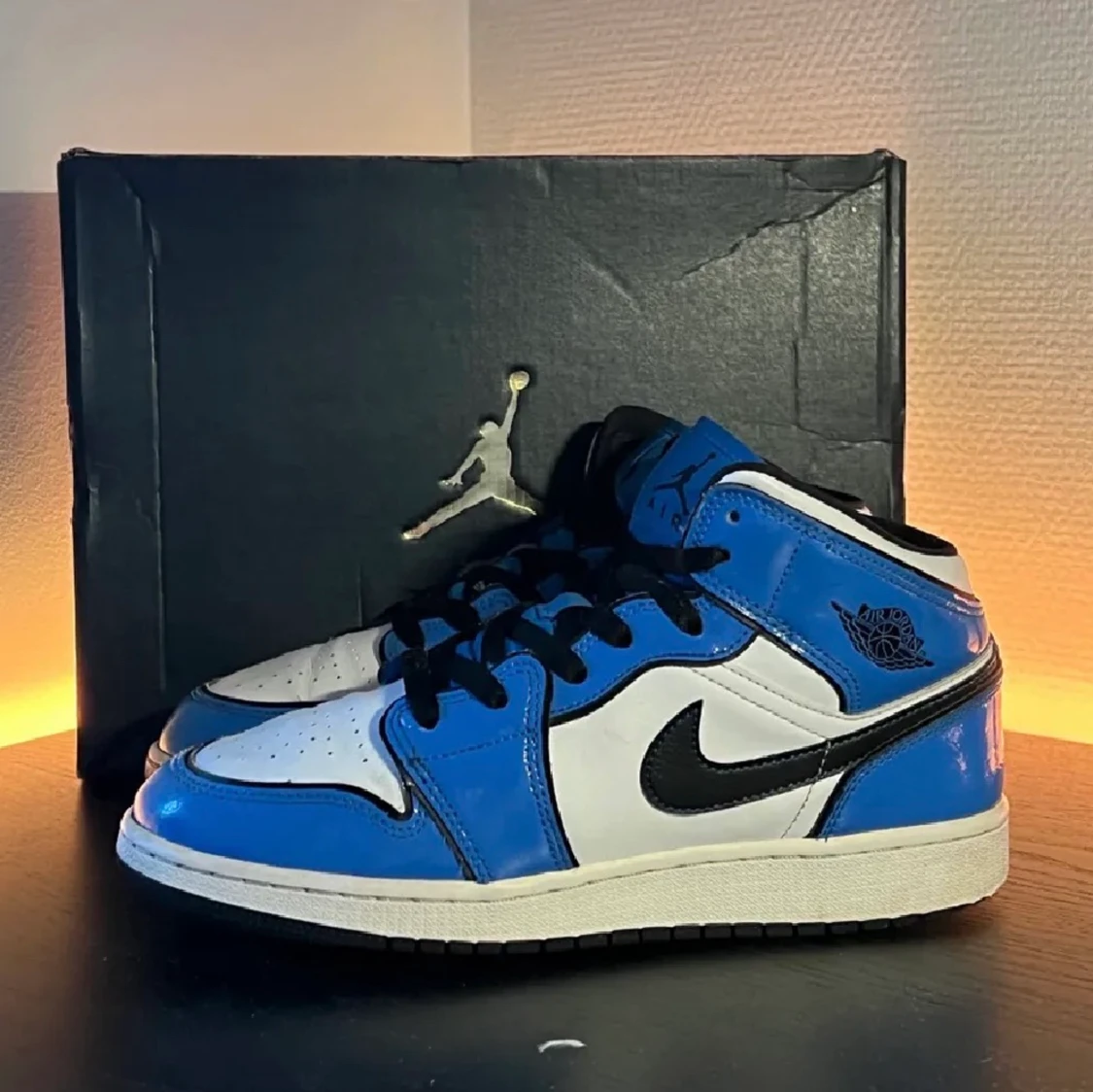 Signal Blue Jordans Strl 39