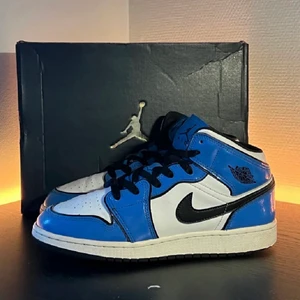 Signal Blue Jordans Strl 39 - Skick 8/10 Pris diskuterbart Skicka ett meddelande för fler bilder! Säljer då jag vill köpa ett annat par :)