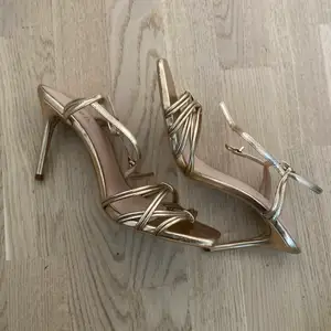 Beautiful golden high heels from zara, perfect for dancing. Size 40. Worn twice. Excellent state