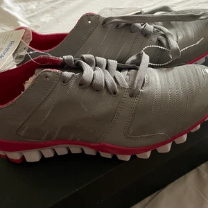Reebok löparskor DAM - Oanvända Reebook Realflex Fusion TR 2.0 Storlek 37.5 (Dam)  Färg: Grå/rosa
