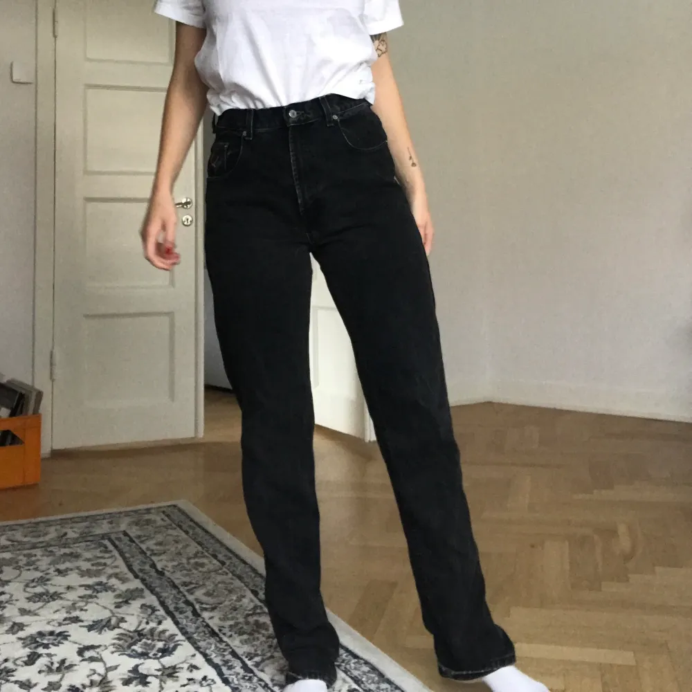 Jeans med diplaced pockets, hög midja samt långa ben. Jag har sytt in dem i midjan ca 2cm, det går enkelt att sprätta om man vill ha lite lösare midja! Ena fickan sitter lite löst, det går enkelt att sy, jag kan också sy fast den innan jag skickar! . Farkut & Housut.