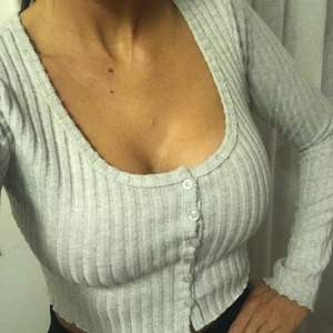 Grå topp från Bikbok - Säljer min oanvända topp från bikbok, den är bara provad. Den har också ett lite mjukt material på utsidan.