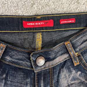 Skitsnygga lågamidjade jeans från miss sixty i nyskick. Skriv för fler bilder! Kan mötas upp i Stockholm, eller frakta💞 midjemått: ca 73,5 innerbenslängd: cm 85,5 (är lite för långa och lite små i midjan för mig som är 170 och har typ stl 36) 
