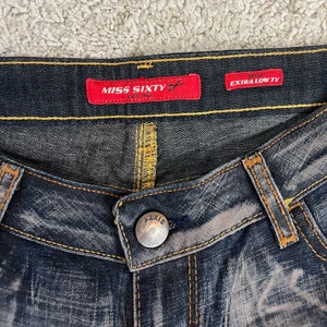Miss sixty jeans - Skitsnygga lågamidjade jeans från miss sixty i nyskick. Skriv för fler bilder! Kan mötas upp i Stockholm, eller frakta💞 midjemått: ca 73,5 innerbenslängd: cm 85,5 (är lite för långa och lite små i midjan för mig som är 170 och har typ stl 36) 