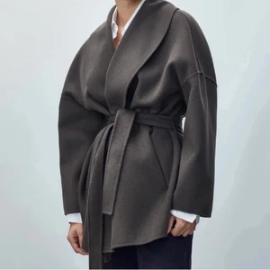 Massimo Dutti kappa - Söker denna Massimo Dutti kappa i storlek S 🤍 Hör av dig om du säljer!