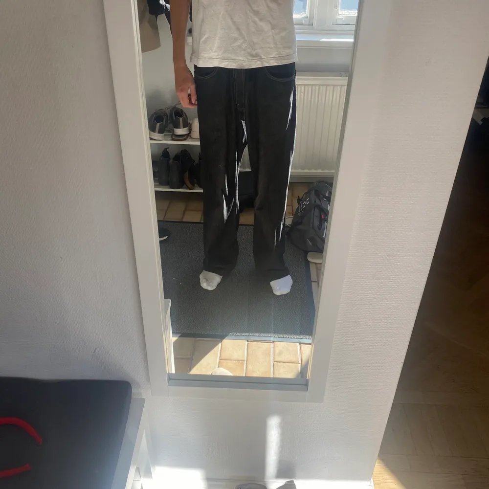 Hej, jag säljer mina svarta levis jeans 569. Dem är super sköna och väldigt fina. I sick skulle ja säga att dem är i 8/10. Om ni undra hur lång jag är så är ja 192. Skorv gärna om ni är intresserade🙃. Jeans & Byxor.