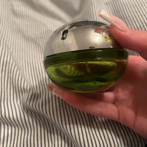 DKNY parfym - Säljer min halvfulla DKNY, be delicious parfym då den ej kommer till användning längre och vill inte slänga den! Doft av äpple och liljekonvalj🌸 Nypris: 800:-