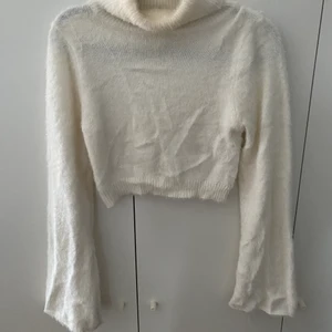 Vit, lurvig, polo - Strl m/s. En liten reva i ens armen. Jätteskönt material. Obs köparen står för frakt