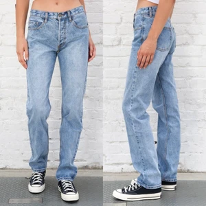 Jeans - Jättefina lågmidjade/mid rise jeans från Brandy Melville men de har blivit för små för mig. Första och sista bilden lånad. Midja ca 76 cm och innerbenslängd 83 cm. Möts i Stockholm eller skickar mot fraktkostnad <3