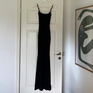 Säljer min svarta klänning från Skims som är helt oanvänd, endast testat🤍