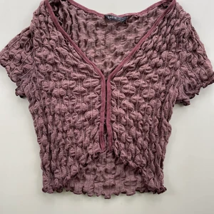 Meshtopp - Jättefin brun topp med knäppen fram. Den har sömmar i mönster på och är ganska genomskinlig och är i mesh. Skitsnygg att ha över en bikini t.ex. Väldigt stretchig.  Superbra skick :)