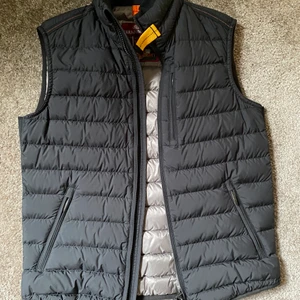 Parajumpers väst - Säljer min helt nya oanvända parajumpers väst   Storlek 14 år  Nypris 3200kr   Nu 2000kr