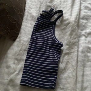 Fint randigt, mörkblått linne från Cubus storlek 146-152cm men passar mig som är 158 - Nästan aldrig använd och säljer bara för att det är min stil. Kommer från Cubus