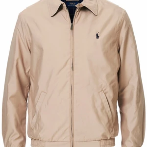 Ralph Lauren Jacka - Hej! Säljer en Ralph Lauren jacka i storlek Small. Den kan passa som en Medium om man vill att den ska sitta åt lite extra. Köpt ny för 2000kr. Säljs då den ej använda längre. Skick 9/10 väldigt sparsamt använd Kan tänka mig gå ner i pris vid smidig affär