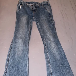 Lågmidjade jeans  - Cargo inspirerade jeans från brandy Melville. Jeansen är raka med bootcut. Säljer eftersom de sällan kommer till användning 😊