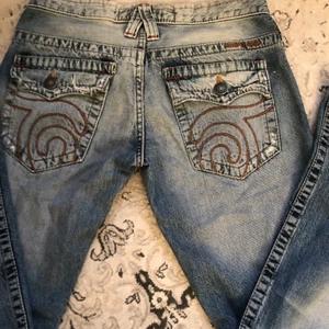 Bootcut jeans - Superfina, ganska vida, lågmidjade bootcut jeans i jättebra skick! De är lite slitna längst ner men annars som nya. Midjemått: 78 Innerbenslängd: 72. Säljer eftersom de tyvärr är för korta på mig som är ca 170. Borde passa någon runt 160 cm💞