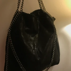 Väska  - Säljer nu denna Stella liknande väskan 🌸 Om många intresserade startar budgivning 