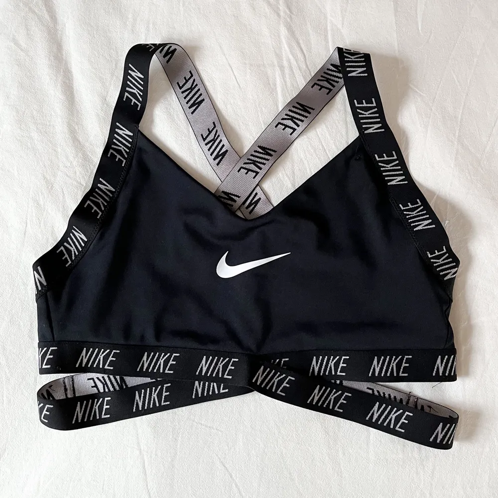 SÅ snygg sport-BH från Nike! Korsad under brösten för en snyggare design 🖤mycket bra skick, utan inlägg/pads. Frakt på 29kr tillkommer 📦. Hoodies.