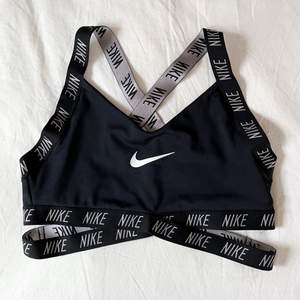 SÅ snygg sport-BH från Nike! Korsad under brösten för en snyggare design 🖤mycket bra skick, utan inlägg/pads. Frakt på 29kr tillkommer 📦