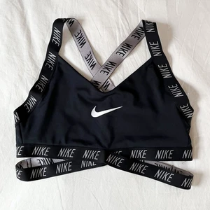 Sport-BH Nike - SÅ snygg sport-BH från Nike! Korsad under brösten för en snyggare design 🖤mycket bra skick, utan inlägg/pads. Frakt på 29kr tillkommer 📦