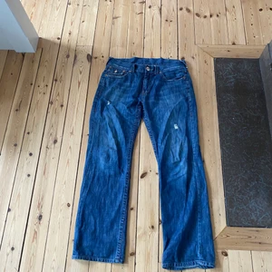 True Religion jeans - Riktigt schysst jeans nu! Jag säljer riktigt feta trues, dem är as sköna och riktigt jävla najs. Har inte använt dem så mkt så skulle säga att Sicket på dem är 9/10. Om ni vill ha bilder på dem sitter så kan ja lösa det. Skriv om ni är intresserade😁