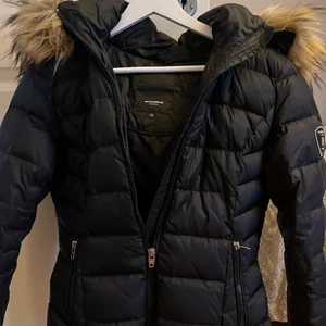 Rock and blue - Rock and blue jacka, säljer pgd av att den blivit för liten för mig och använder ej längre. Köpt förra året och det är inga fel med jackan. Storlek 38 ny pris 2400