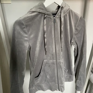 Kofta från Gina stl XS - Velour kofta från Gina, knappt använd så mycket bra skick!✨ Köparen står för frakten men kan mötas upp i Kalmar!