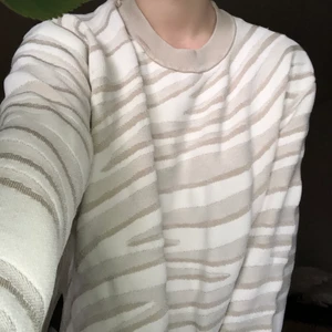 COS tröja  - Beige zebramönstrad tröja från COS, använd endast en gång! På deras hemsida heter den zebra jacquard jumper. Fin och skön tröja! Köpt för 990kr, säljs för 200kr plus ev frakt💜