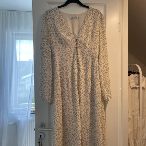 Klänning från ADOORE - Endast använd en gång, super fin! 