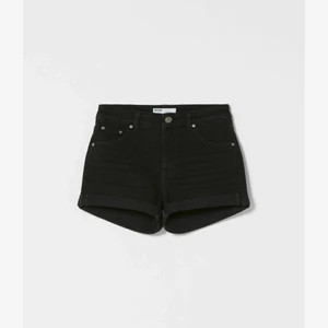 Jeansshorts  - Fina svarta jeansshorts i bra sick,pris kan diskuteras:))