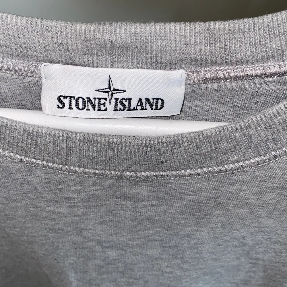 Säljer en grå stone island sweatshirt storlek M. Den är äkta och köpt på NK. Tröjor & Koftor.