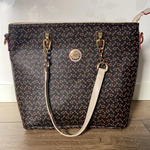 Väska - Jätte fin väska i väldigt bra sick❤️Riktigt JP väska🫶🏻pris kan diskuteras:))