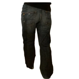 Mörkblåa jeans - As snygga byxor som jag skateat i så dem är lite slitna längst ner. Dem sitter snyggt och är midrise tyvärr har två knappar vid gylfen trillat av men det går nog lätt att sy på egna där av de billiga priset 