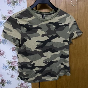 militär t-shirt - köpt på hm och väl änvänd men i fint skick
