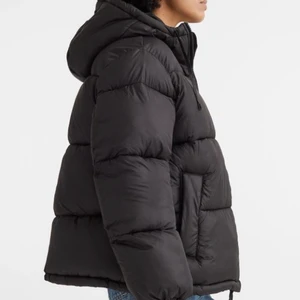 Pufferjacket - Säljer denna populära & snygga pufferjackan från hm! 💘 Köptes för lite mindre än ett år sedan, knappt använd då jag köpte en annan jacka strax efter & slutade använda denna! Skriv privat för fler bilder eller frågor. Frakt tillkommer i priset du budar❗️❗️❗️
