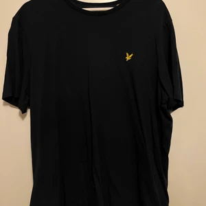 T-shirt  - Marinblå t-shirt från Lyle & Scott 