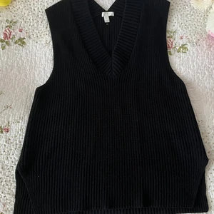 Stickad väst - Stickad väst från H&M i storlek S men passar även M (Oversize). Bra skick, har inga defekter. 