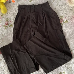 Kostymbyxor  - Mörkgröna kostymbyxor som är köpta på Humana Secondhand. Tyvärr så är dem för små därför säljs dem. 