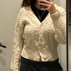 NA-KD kofta  - NA-KD tröja, ljusrosa i storlek M. Väldigt sällan använd och i gott skick. Kan frakta men köparen står för frakt. Kan mötas men då får köparen komma till mig pga flyttar nästa vecka. 