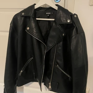 Skinnjacka  - Snygg skinnjacka som jag köpt hör på plick. Fint skick💖sitter overzised💓