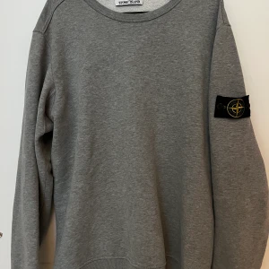 Stone island sweatshirt  - Stone island sweatshirt i storlek L, kan mötas upp i Jönköping/Huskvarna. Självklart äkta vilken syns på en av bilderna.