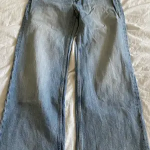 Säljer dessa fina blå jeans ifrån Monki. De är högmidjade och vida jeans. Storlek 27, det har tyvärr blivit försmå för mig. Möts i sthlm och fraktar, pris kan diskuteras💝 