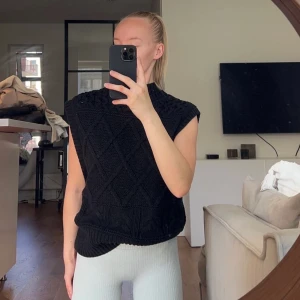 Stickad väst  - Svart stickad väst från NA-KD Använd fåtal gånger 