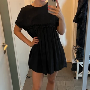 Söt klänning - Supersöt klänning från zara med inbyggda shorts. Storlek XS använd en gång. 