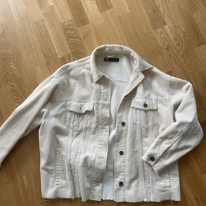 Jacka från Zara - Off white/beige manchesterjacka från Zara i storlek XS. Annons kvar = vara kvar 