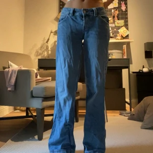 Snygga lågmidjade jeans - Lågmidjade baggy jeans från urban outfitters bdg jeans. Dom har coola fickor men är för stora för mig som brukar ha storlek 25-27 i jeans.