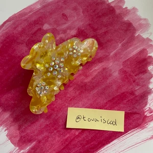 gul resin hårklämma - köpt på tgr men inte använd för den kan inte hålla uppe mitt tjocka hår, den är en superfin blandning av gul och vit med rhinestones. du är mer än välkommen att fråga om det är något du undrar om