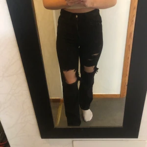 Jeans - Jeans svart med hål❤️köparen står för frakten❤️